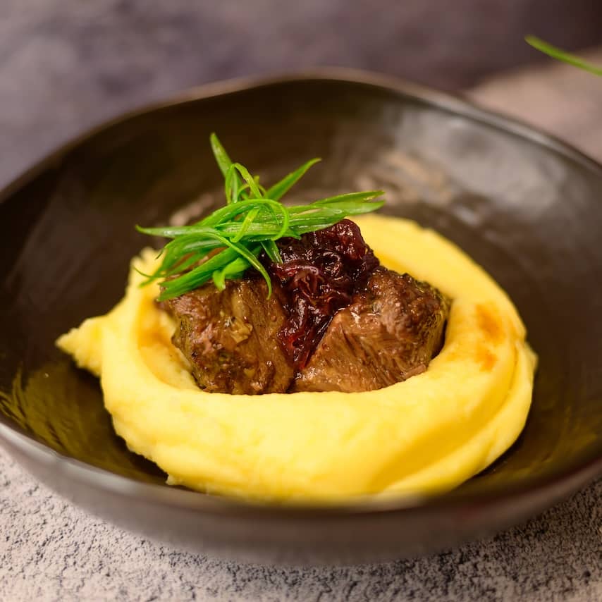 Фото Томлённые говяжьи щечки в соусе демигляс